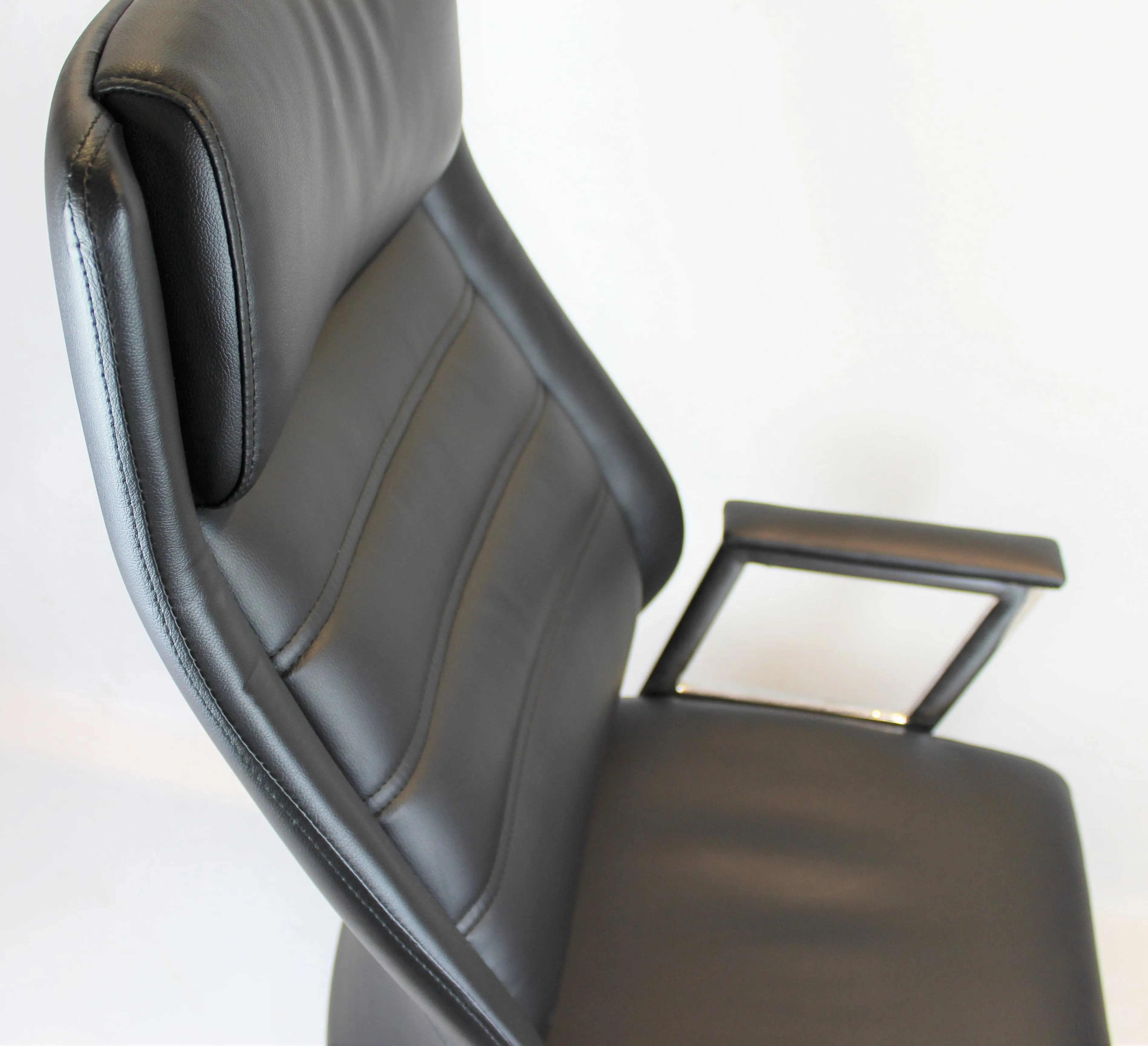 Modern Black Leather Executive Office Chair - DH-103