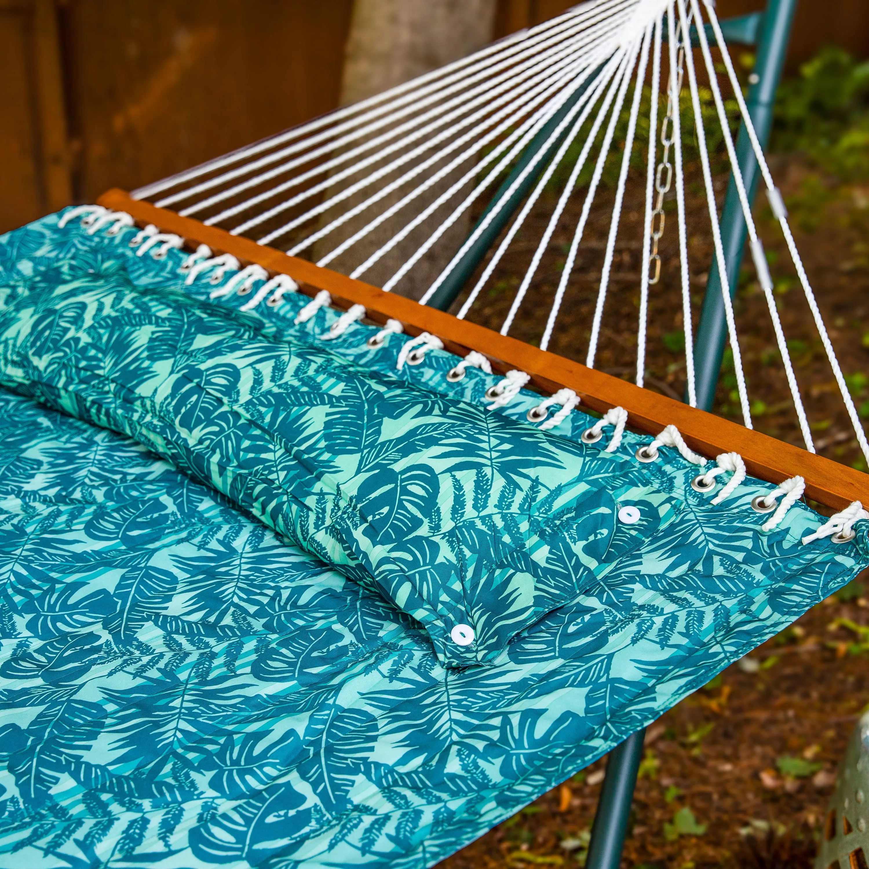Sunnydaze 2-Person Fabric Spreader Bar Hammock and Pillow